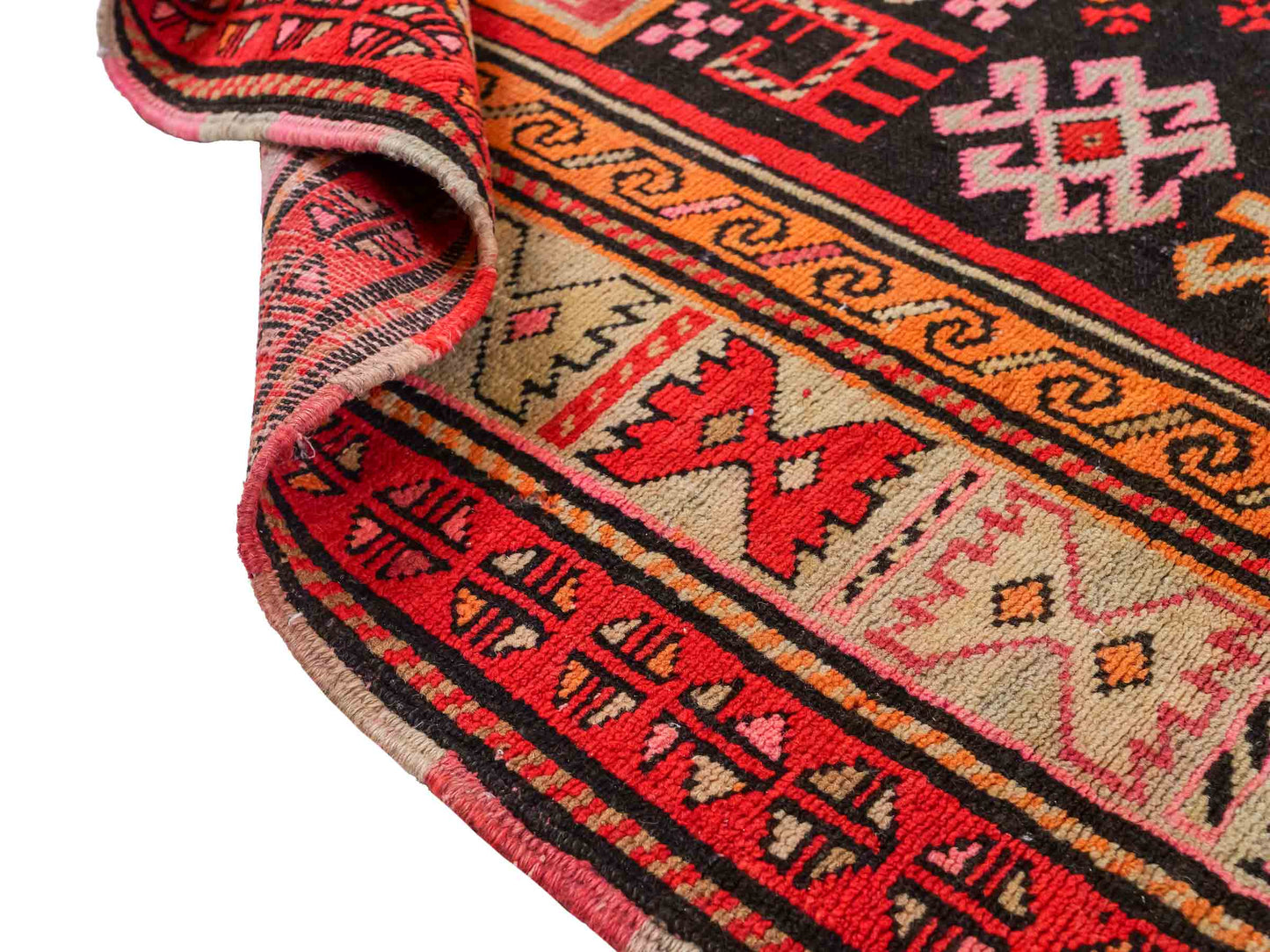 Feiner, handgeknüpfter, antiker Russia Orientteppich aus Wolle von Khademi. Farbe: Schwarz, cremeweiß, rot. Größe: 238 x 117 cm. Vertrieb durch JUPITER Intl.
