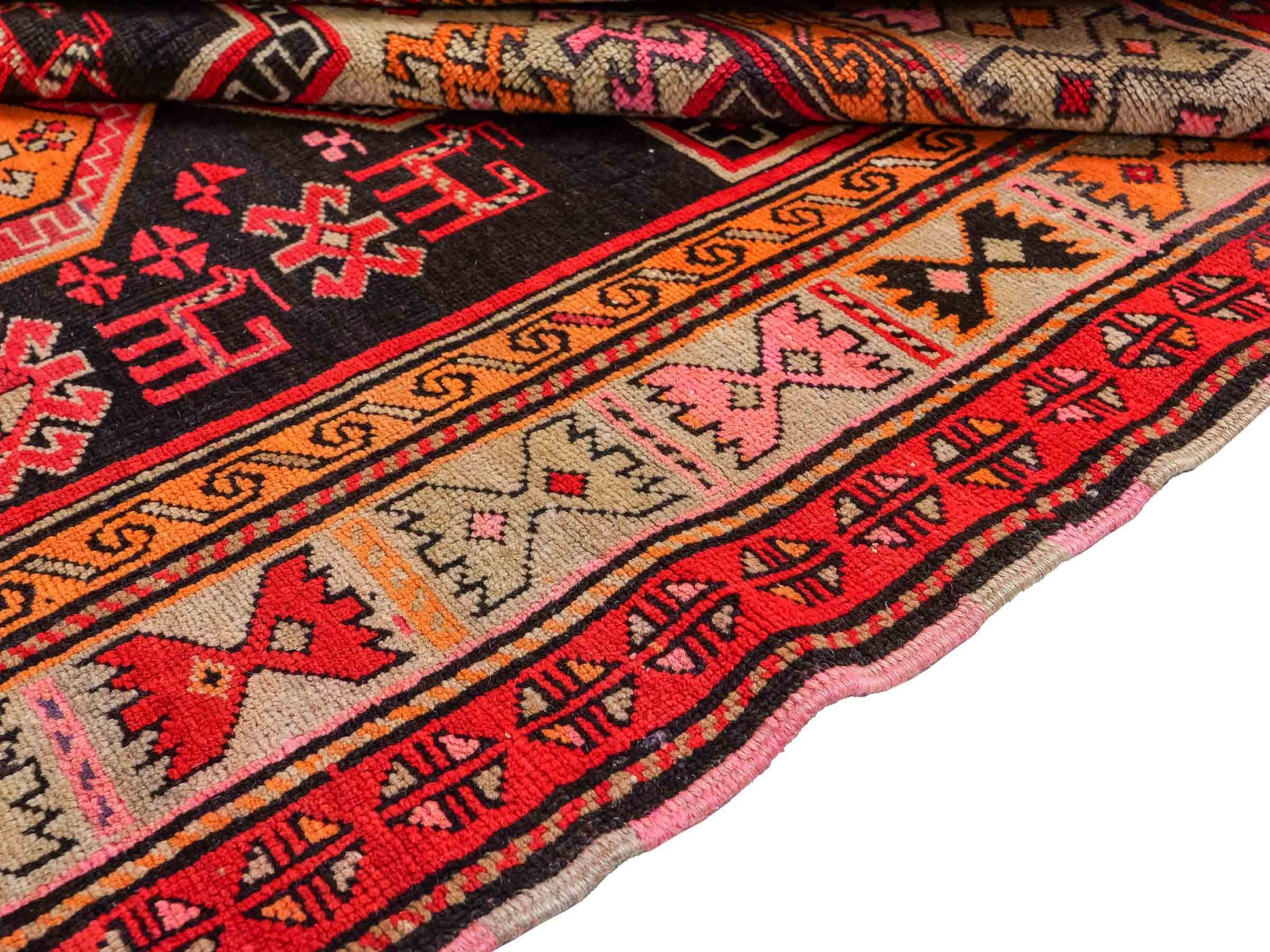 Feiner, handgeknüpfter, antiker Russia Orientteppich aus Wolle von Khademi. Farbe: Schwarz, cremeweiß, rot. Größe: 238 x 117 cm. Vertrieb durch JUPITER Intl.