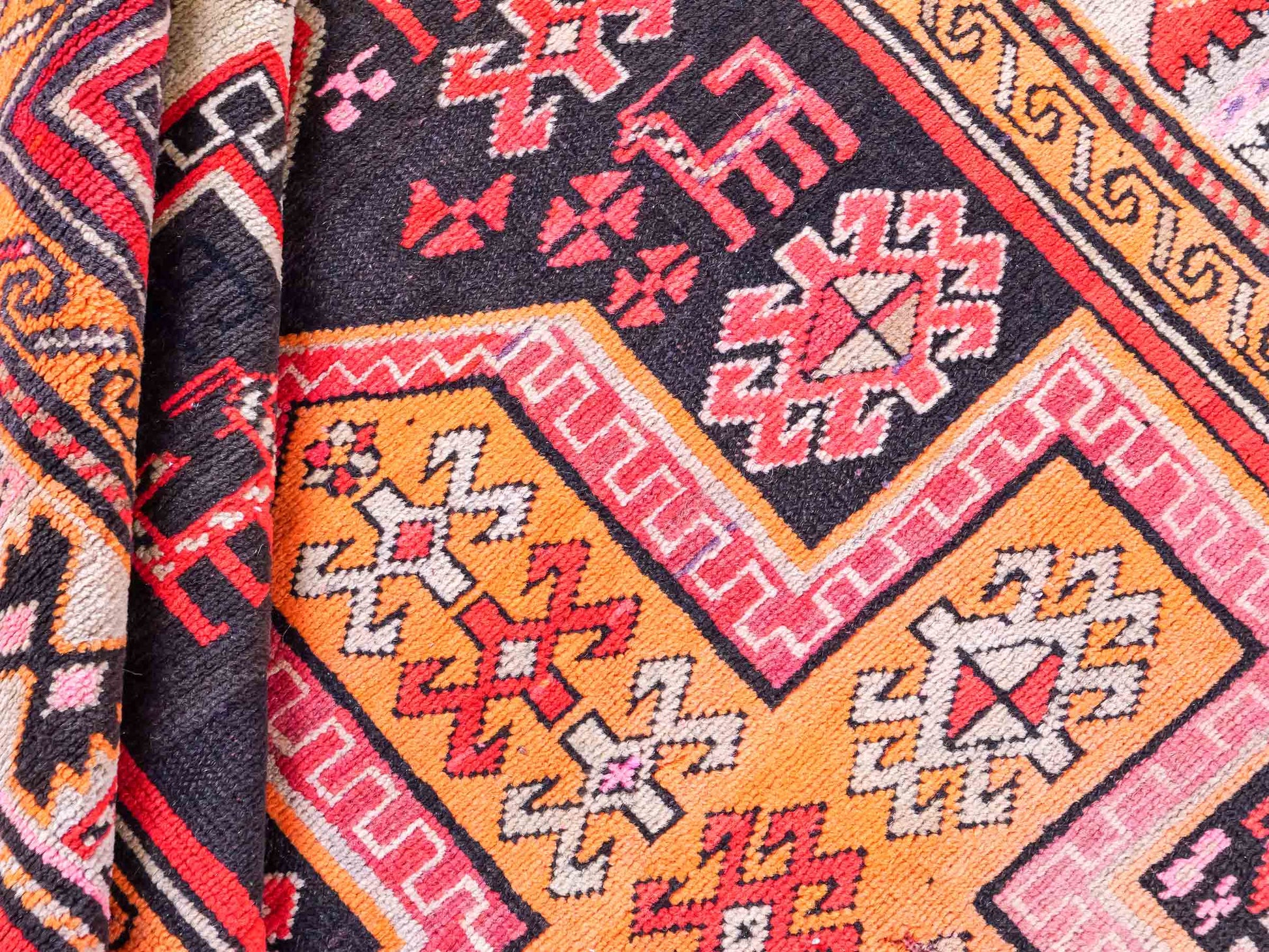 Feiner, handgeknüpfter, antiker Russia Orientteppich aus Wolle von Khademi. Farbe: Schwarz, cremeweiß, rot. Größe: 238 x 117 cm. Vertrieb durch JUPITER Intl.