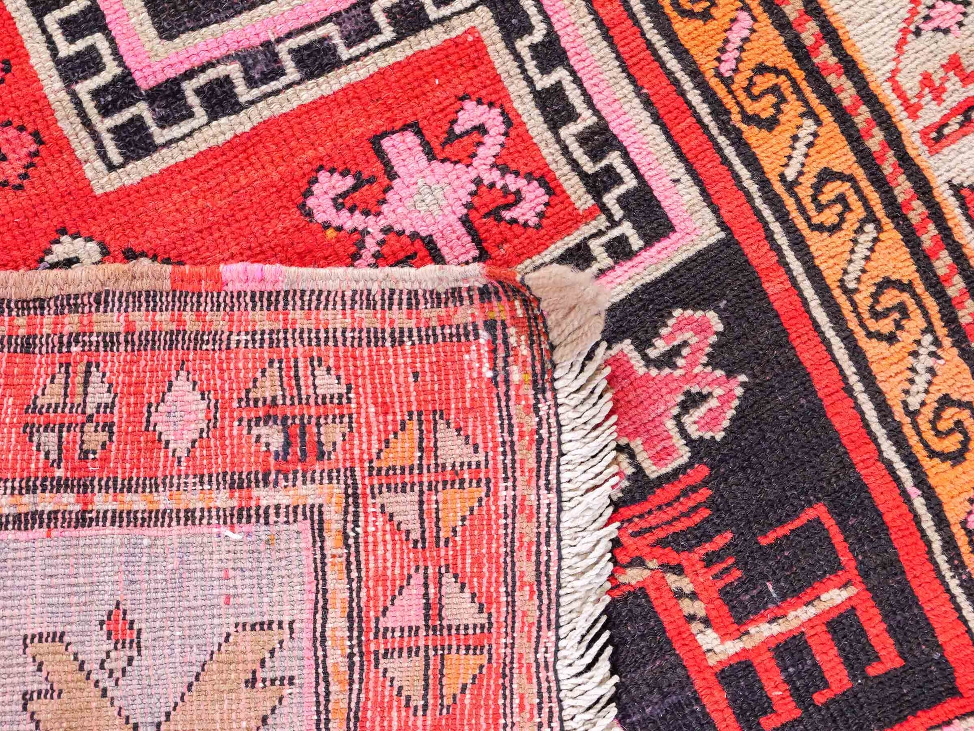 Feiner, handgeknüpfter, antiker Russia Orientteppich aus Wolle von Khademi. Farbe: Schwarz, cremeweiß, rot. Größe: 238 x 117 cm. Vertrieb durch JUPITER Intl.