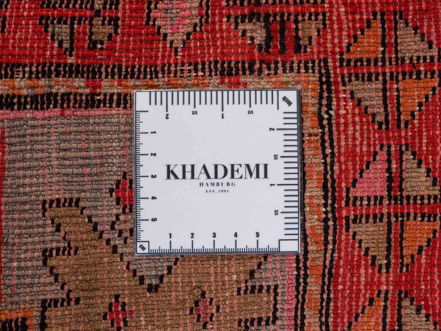 Feiner, handgeknüpfter, antiker Russia Orientteppich aus Wolle von Khademi. Farbe: Schwarz, cremeweiß, rot. Größe: 238 x 117 cm. Vertrieb durch JUPITER Intl.