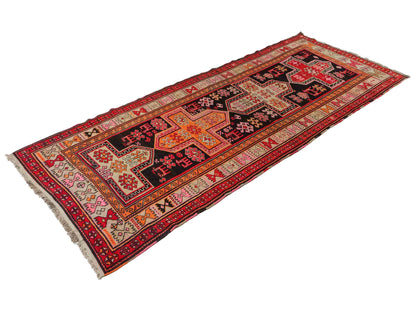 Feiner, handgeknüpfter, antiker Russia Orientteppich aus Wolle von Khademi. Farbe: Schwarz, cremeweiß, rot. Größe: 238 x 117 cm. Vertrieb durch JUPITER Intl.