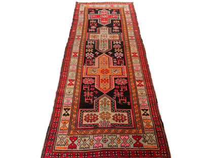 Feiner, handgeknüpfter, antiker Russia Orientteppich aus Wolle von Khademi. Farbe: Schwarz, cremeweiß, rot. Größe: 238 x 117 cm. Vertrieb durch JUPITER Intl.