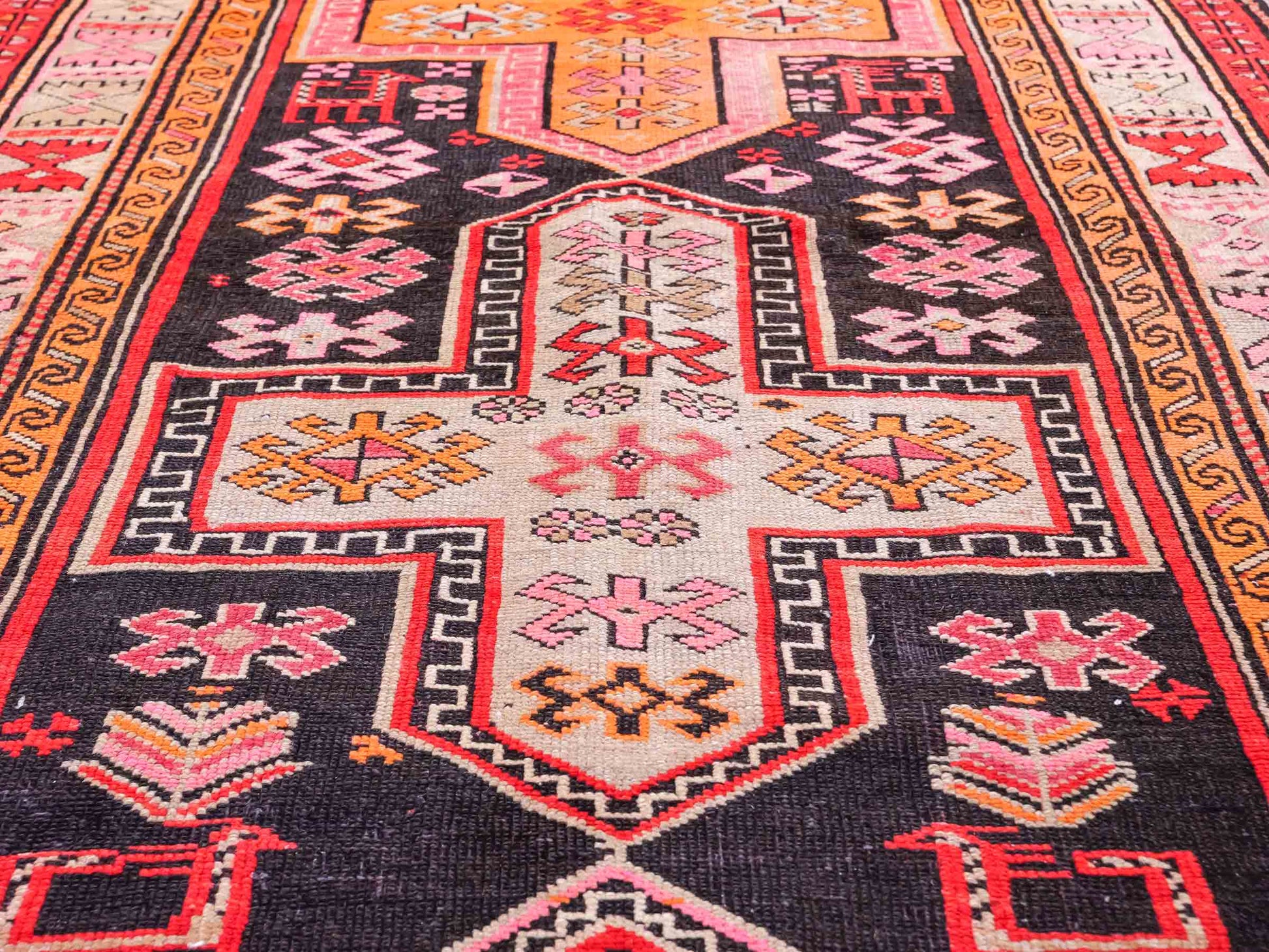 Feiner, handgeknüpfter, antiker Russia Orientteppich aus Wolle von Khademi. Farbe: Schwarz, cremeweiß, rot. Größe: 238 x 117 cm. Vertrieb durch JUPITER Intl.