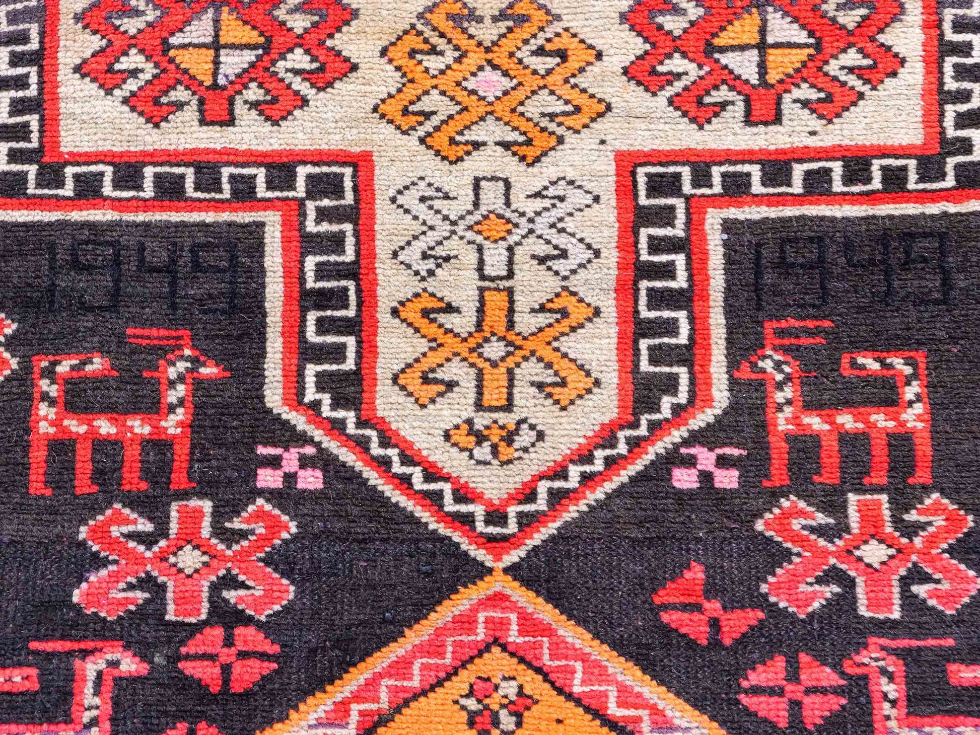 Feiner, handgeknüpfter, antiker Russia Orientteppich aus Wolle von Khademi. Farbe: Schwarz, cremeweiß, rot. Größe: 238 x 117 cm. Vertrieb durch JUPITER Intl.