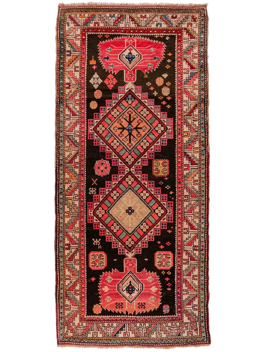 Sehr feiner, handgeknüpfter, antiker Russia Orientteppich aus Wolle von Khademi. Farbe: Schwarz, cremeweiß, rot. Größe: 248 x 110 cm. Vertrieb durch JUPITER Intl.