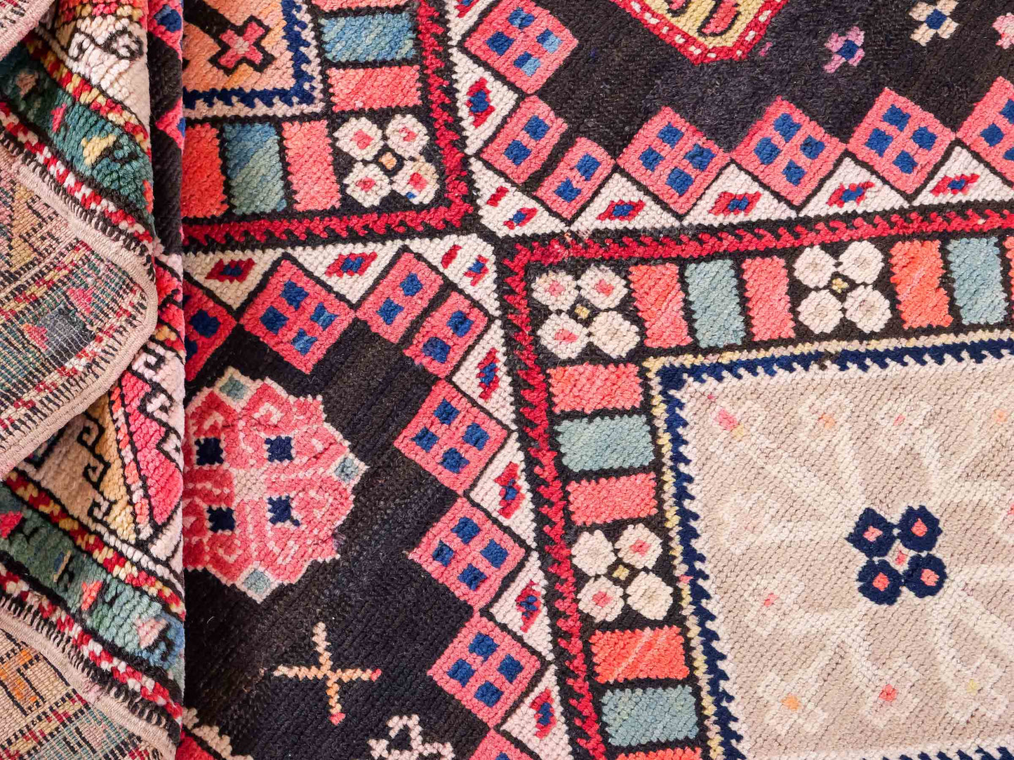 Sehr feiner, handgeknüpfter, antiker Russia Orientteppich aus Wolle von Khademi. Farbe: Schwarz, cremeweiß, rot. Größe: 248 x 110 cm. Vertrieb durch JUPITER Intl.