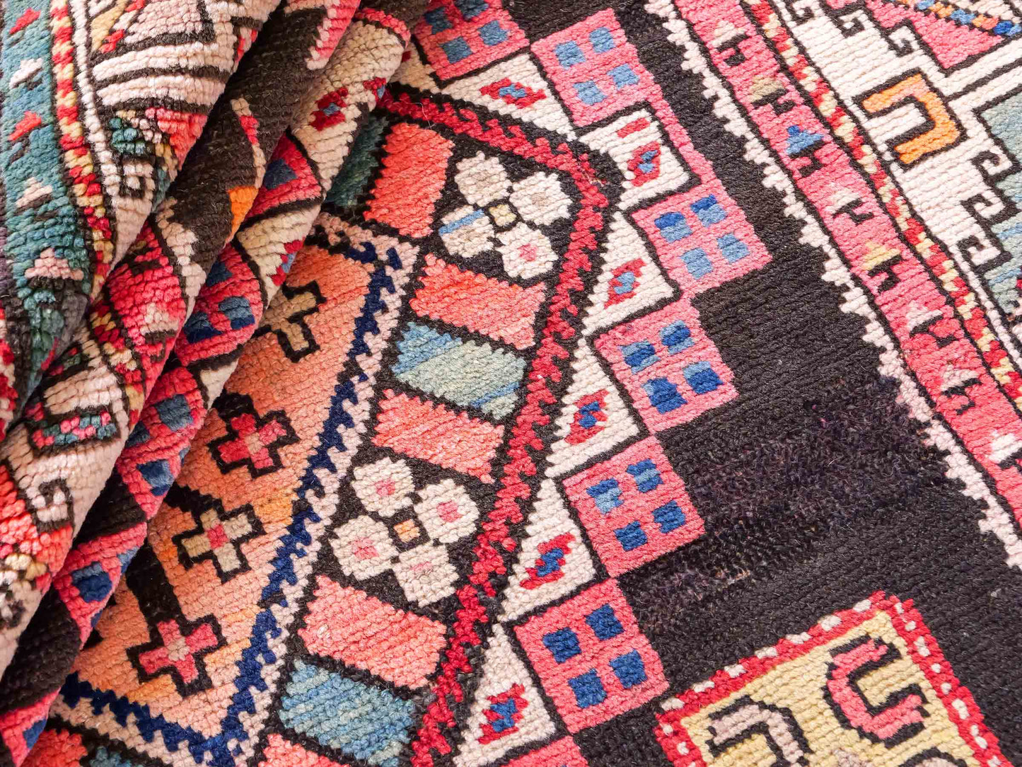 Sehr feiner, handgeknüpfter, antiker Russia Orientteppich aus Wolle von Khademi. Farbe: Schwarz, cremeweiß, rot. Größe: 248 x 110 cm. Vertrieb durch JUPITER Intl.