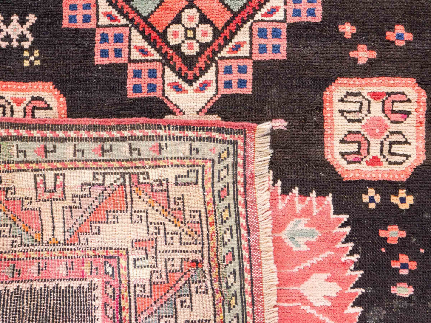 Sehr feiner, handgeknüpfter, antiker Russia Orientteppich aus Wolle von Khademi. Farbe: Schwarz, cremeweiß, rot. Größe: 248 x 110 cm. Vertrieb durch JUPITER Intl.