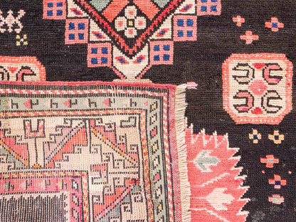 Sehr feiner, handgeknüpfter, antiker Russia Orientteppich aus Wolle von Khademi. Farbe: Schwarz, cremeweiß, rot. Größe: 248 x 110 cm. Vertrieb durch JUPITER Intl.