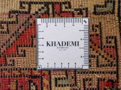 Sehr feiner, handgeknüpfter, antiker Russia Orientteppich aus Wolle von Khademi. Farbe: Schwarz, cremeweiß, rot. Größe: 248 x 110 cm. Vertrieb durch JUPITER Intl.