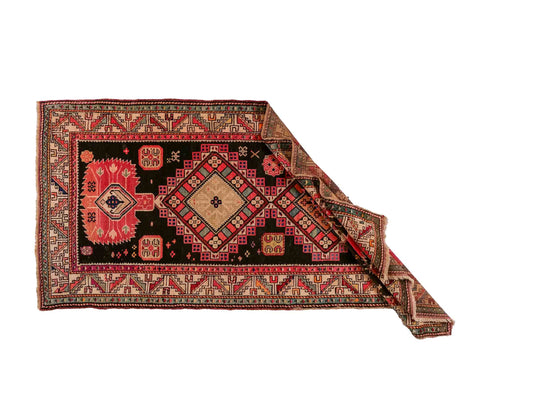 Sehr feiner, handgeknüpfter, antiker Russia Orientteppich aus Wolle von Khademi. Farbe: Schwarz, cremeweiß, rot. Größe: 248 x 110 cm. Vertrieb durch JUPITER Intl.