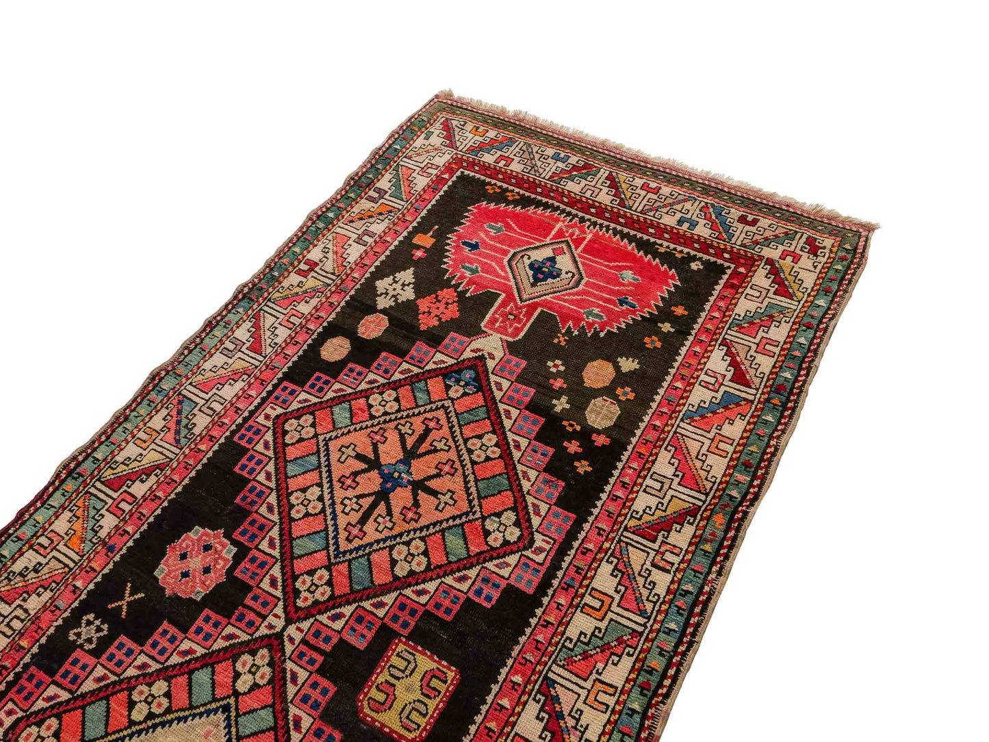 Sehr feiner, handgeknüpfter, antiker Russia Orientteppich aus Wolle von Khademi. Farbe: Schwarz, cremeweiß, rot. Größe: 248 x 110 cm. Vertrieb durch JUPITER Intl.