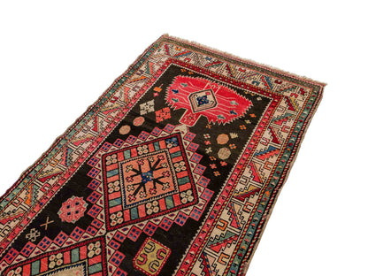 Sehr feiner, handgeknüpfter, antiker Russia Orientteppich aus Wolle von Khademi. Farbe: Schwarz, cremeweiß, rot. Größe: 248 x 110 cm. Vertrieb durch JUPITER Intl.