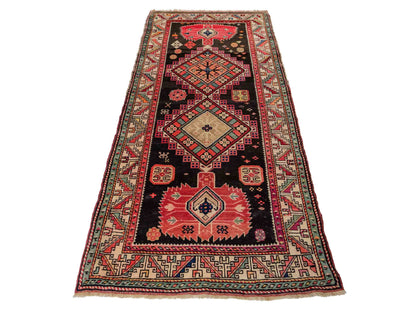 Sehr feiner, handgeknüpfter, antiker Russia Orientteppich aus Wolle von Khademi. Farbe: Schwarz, cremeweiß, rot. Größe: 248 x 110 cm. Vertrieb durch JUPITER Intl.