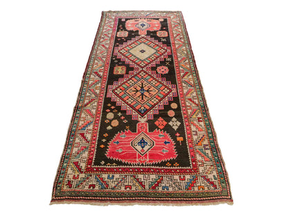 Sehr feiner, handgeknüpfter, antiker Russia Orientteppich aus Wolle von Khademi. Farbe: Schwarz, cremeweiß, rot. Größe: 248 x 110 cm. Vertrieb durch JUPITER Intl.