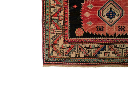 Sehr feiner, handgeknüpfter, antiker Russia Orientteppich aus Wolle von Khademi. Farbe: Schwarz, cremeweiß, rot. Größe: 248 x 110 cm. Vertrieb durch JUPITER Intl.