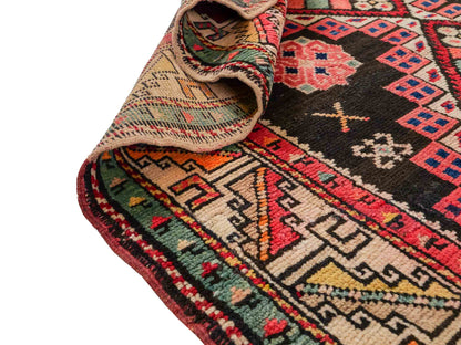 Sehr feiner, handgeknüpfter, antiker Russia Orientteppich aus Wolle von Khademi. Farbe: Schwarz, cremeweiß, rot. Größe: 248 x 110 cm. Vertrieb durch JUPITER Intl.