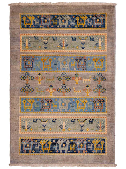Feiner, handgeknüpfter Design Ziegler Chobi Orientteppich aus reiner Wolle mit geometrischem Feldmuster und figuralen Details von Khademi. Größe: 123 x 85 cm. Farbe: Grau. RB3-B2428. Ursprung: Afghanistan. Verkauf durch JUPITER Intl.
