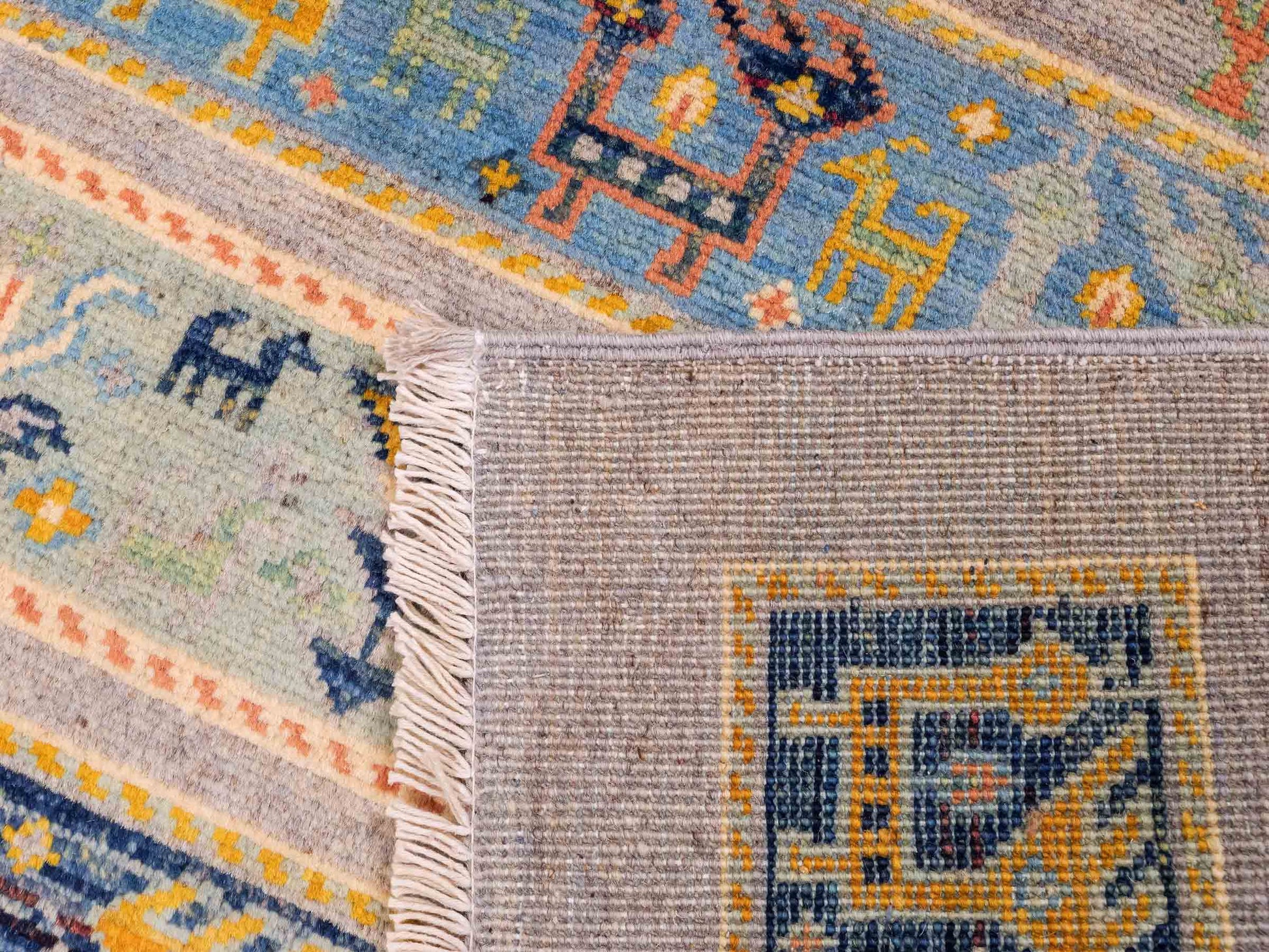 Feiner, handgeknüpfter Design Ziegler Chobi Orientteppich aus reiner Wolle mit geometrischem Feldmuster und figuralen Details von Khademi. Größe: 123 x 85 cm. Farbe: Grau. RB3-B2428. Ursprung: Afghanistan. Verkauf durch JUPITER Intl.