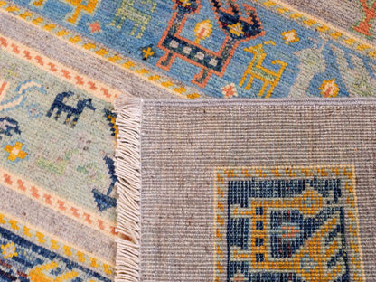 Feiner, handgeknüpfter Design Ziegler Chobi Orientteppich aus reiner Wolle mit geometrischem Feldmuster und figuralen Details von Khademi. Größe: 123 x 85 cm. Farbe: Grau. RB3-B2428. Ursprung: Afghanistan. Verkauf durch JUPITER Intl.