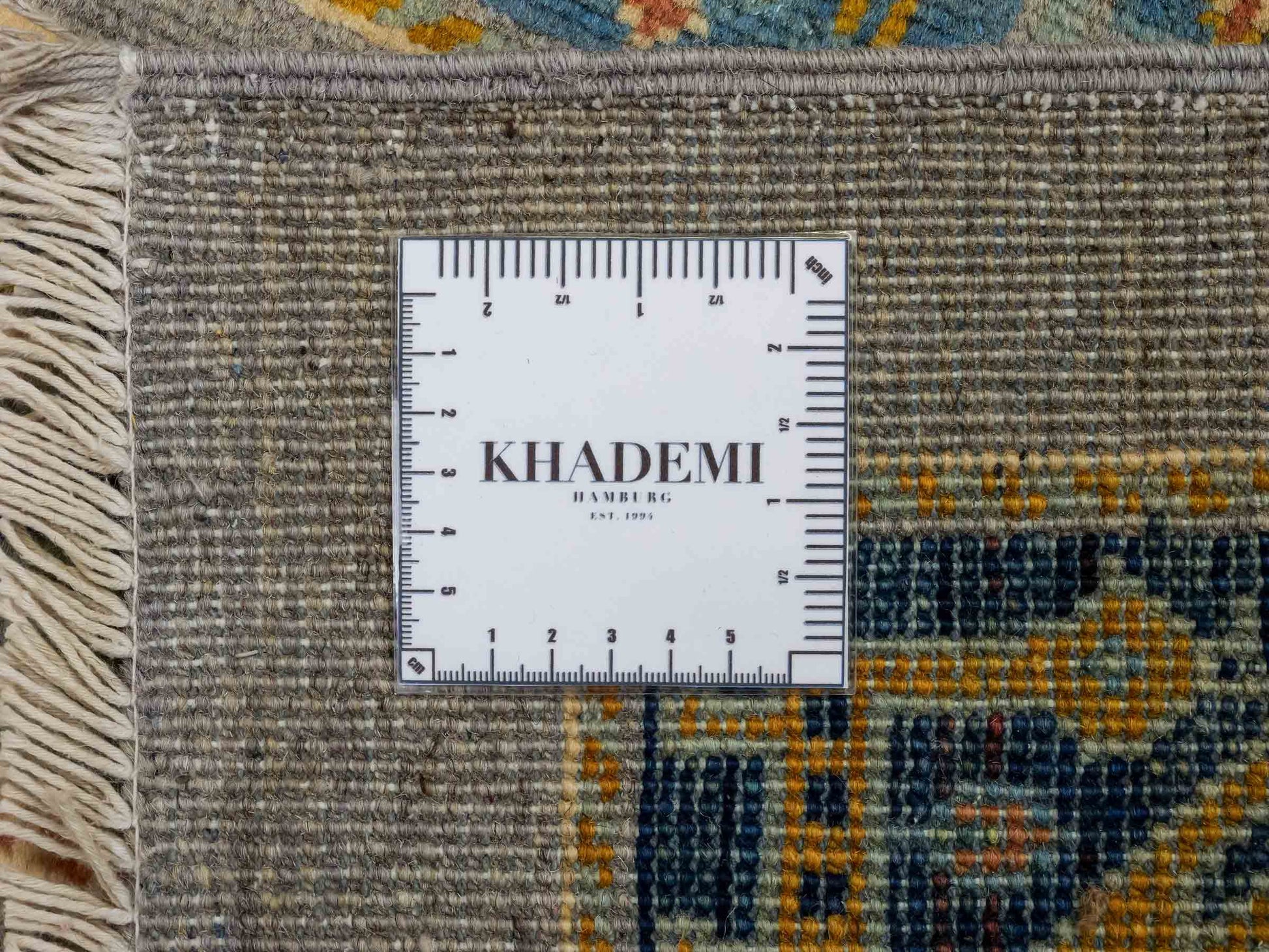 Feiner, handgeknüpfter Design Ziegler Chobi Orientteppich aus reiner Wolle mit geometrischem Feldmuster und figuralen Details von Khademi. Größe: 123 x 85 cm. Farbe: Grau. RB3-B2428. Ursprung: Afghanistan. Verkauf durch JUPITER Intl.
