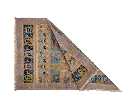 Feiner, handgeknüpfter Design Ziegler Chobi Orientteppich aus reiner Wolle mit geometrischem Feldmuster und figuralen Details von Khademi. Größe: 123 x 85 cm. Farbe: Grau. RB3-B2428. Ursprung: Afghanistan. Verkauf durch JUPITER Intl.