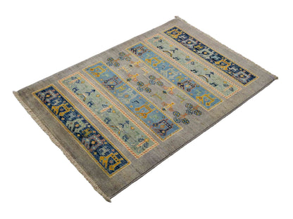 Feiner, handgeknüpfter Design Ziegler Chobi Orientteppich aus reiner Wolle mit geometrischem Feldmuster und figuralen Details von Khademi. Größe: 123 x 85 cm. Farbe: Grau. RB3-B2428. Ursprung: Afghanistan. Verkauf durch JUPITER Intl.
