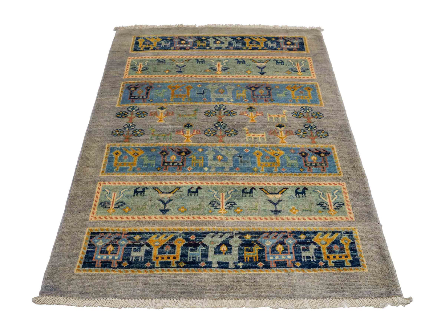 Feiner, handgeknüpfter Design Ziegler Chobi Orientteppich aus reiner Wolle mit geometrischem Feldmuster und figuralen Details von Khademi. Größe: 123 x 85 cm. Farbe: Grau. RB3-B2428. Ursprung: Afghanistan. Verkauf durch JUPITER Intl.