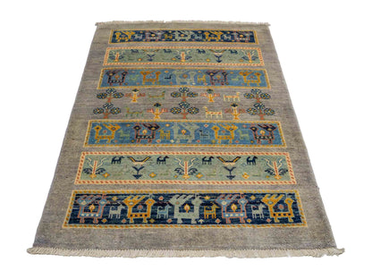 Feiner, handgeknüpfter Design Ziegler Chobi Orientteppich aus reiner Wolle mit geometrischem Feldmuster und figuralen Details von Khademi. Größe: 123 x 85 cm. Farbe: Grau. RB3-B2428. Ursprung: Afghanistan. Verkauf durch JUPITER Intl.