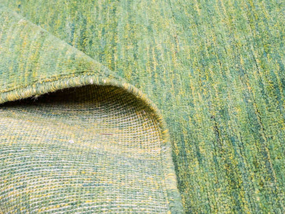 Feiner, handgeknüpfter Design Ziegler Chobi Orientteppich aus reiner Wolle mit minimalistischem, einfarbigem Muster von Khademi. Größe: 233 x 168 cm. Farbe: Grün. RB3-B2849. Ursprung: Afghanistan. Verkauf durch JUPITER Intl.