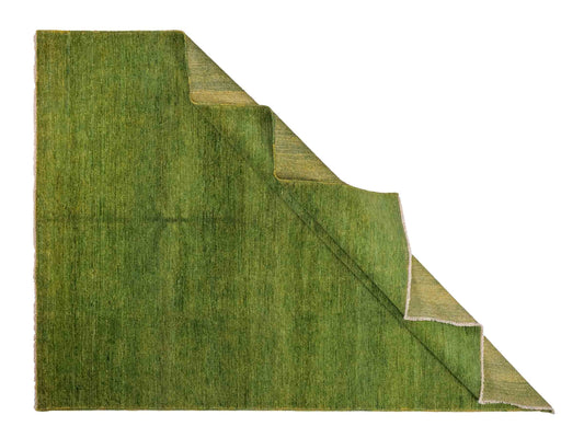 Feiner, handgeknüpfter Design Ziegler Chobi Orientteppich aus reiner Wolle mit minimalistischem, einfarbigem Muster von Khademi. Größe: 233 x 168 cm. Farbe: Grün. RB3-B2849. Ursprung: Afghanistan. Verkauf durch JUPITER Intl.