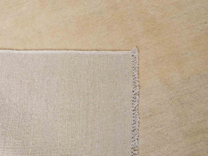 Feiner, handgeknüpfter Design Ziegler Chobi Orientteppich aus reiner Wolle mit minimalistischem, einfarbigem Muster von Khademi. Größe: 266 x 169 cm. Farbe: Beige. RB3-B2851. Ursprung: Afghanistan. Verkauf durch JUPITER Intl.