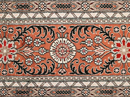 Sehr feiner, handgeknüpfter, chinesischer Orientteppich mit Ghom Design aus Kunstseide, braun, creme, oliv. 545x373 cm. Verkauf durch Jupiter Intl.