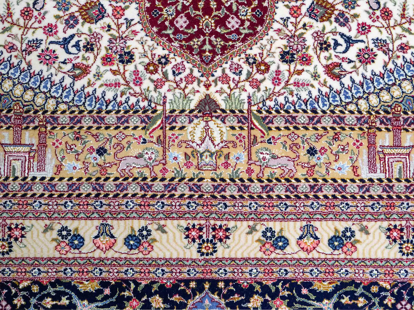 Sehr feiner, handgeknüpfter Khademi Orientteppich mit Ghom Design aus Wolle mit Seide, blau, rot. 288x207 cm. Vertrieb durch Jupiter Intl.