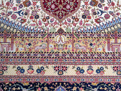 Sehr feiner, handgeknüpfter Khademi Orientteppich mit Ghom Design aus Wolle mit Seide, blau, rot. 288x207 cm. Vertrieb durch Jupiter Intl.