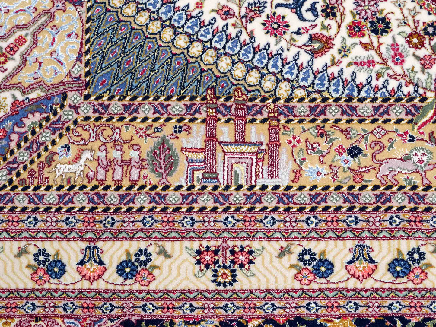Sehr feiner, handgeknüpfter Khademi Orientteppich mit Ghom Design aus Wolle mit Seide, blau, rot. 288x207 cm. Vertrieb durch Jupiter Intl.