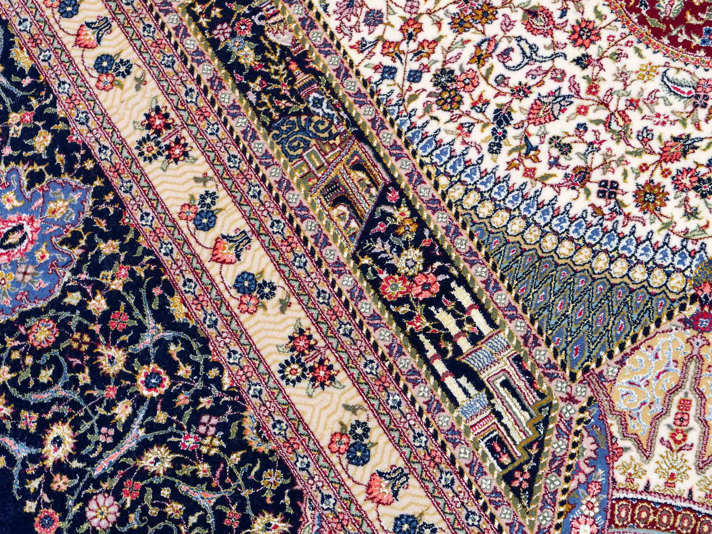 Sehr feiner, handgeknüpfter Khademi Orientteppich mit Ghom Design aus Wolle mit Seide, blau, rot. 288x207 cm. Vertrieb durch Jupiter Intl.
