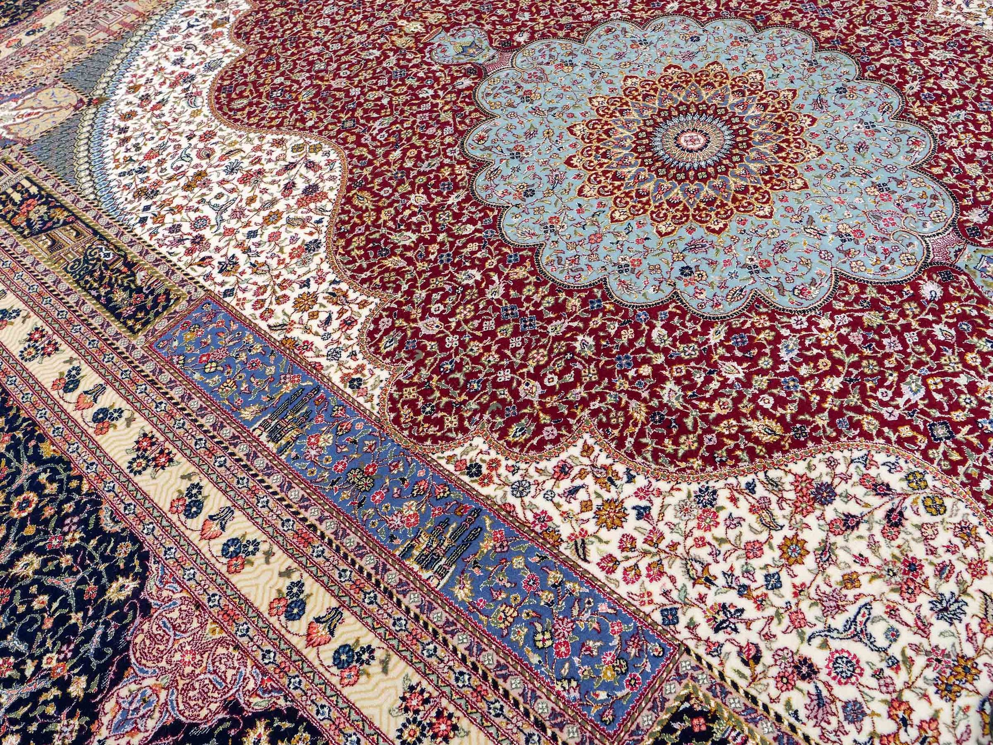 Sehr feiner, handgeknüpfter Khademi Orientteppich mit Ghom Design aus Wolle mit Seide, blau, rot. 288x207 cm. Vertrieb durch Jupiter Intl.