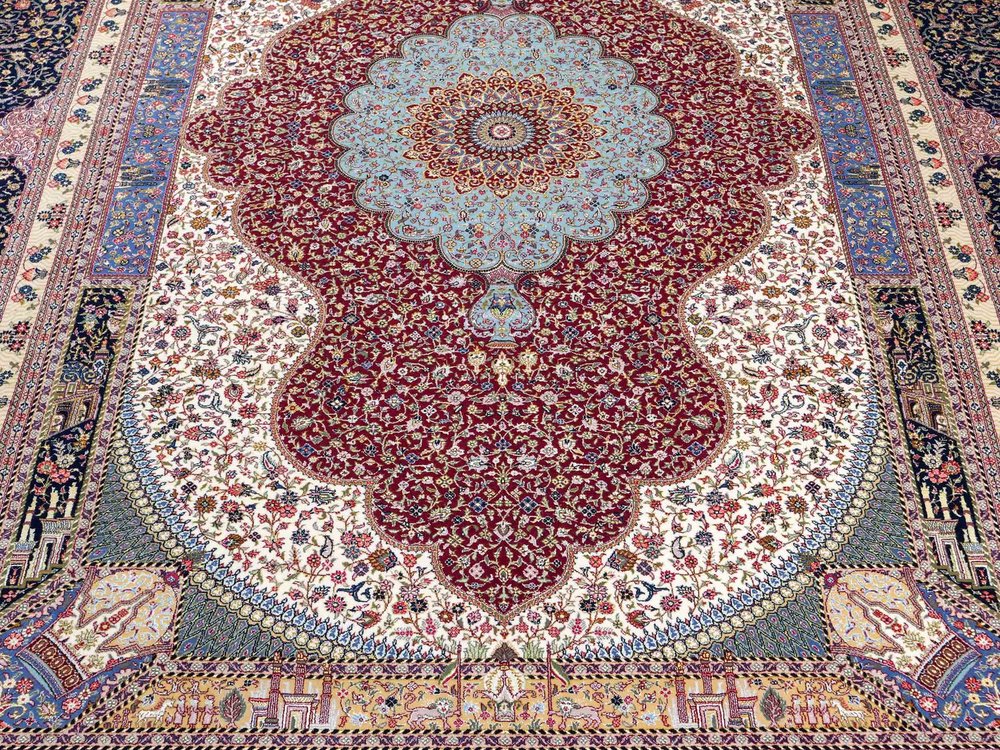 Sehr feiner, handgeknüpfter Khademi Orientteppich mit Ghom Design aus Wolle mit Seide, blau, rot. 288x207 cm. Vertrieb durch Jupiter Intl.