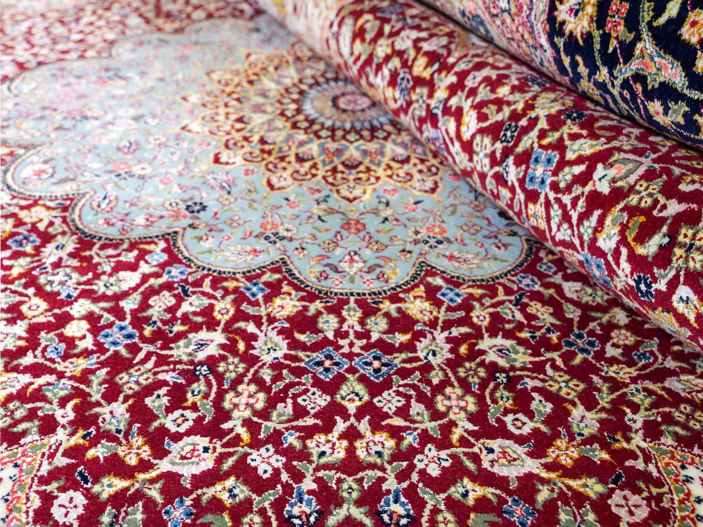Sehr feiner, handgeknüpfter Khademi Orientteppich mit Ghom Design aus Wolle mit Seide, blau, rot. 288x207 cm. Vertrieb durch Jupiter Intl.