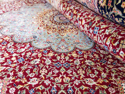 Sehr feiner, handgeknüpfter Khademi Orientteppich mit Ghom Design aus Wolle mit Seide, blau, rot. 288x207 cm. Vertrieb durch Jupiter Intl.