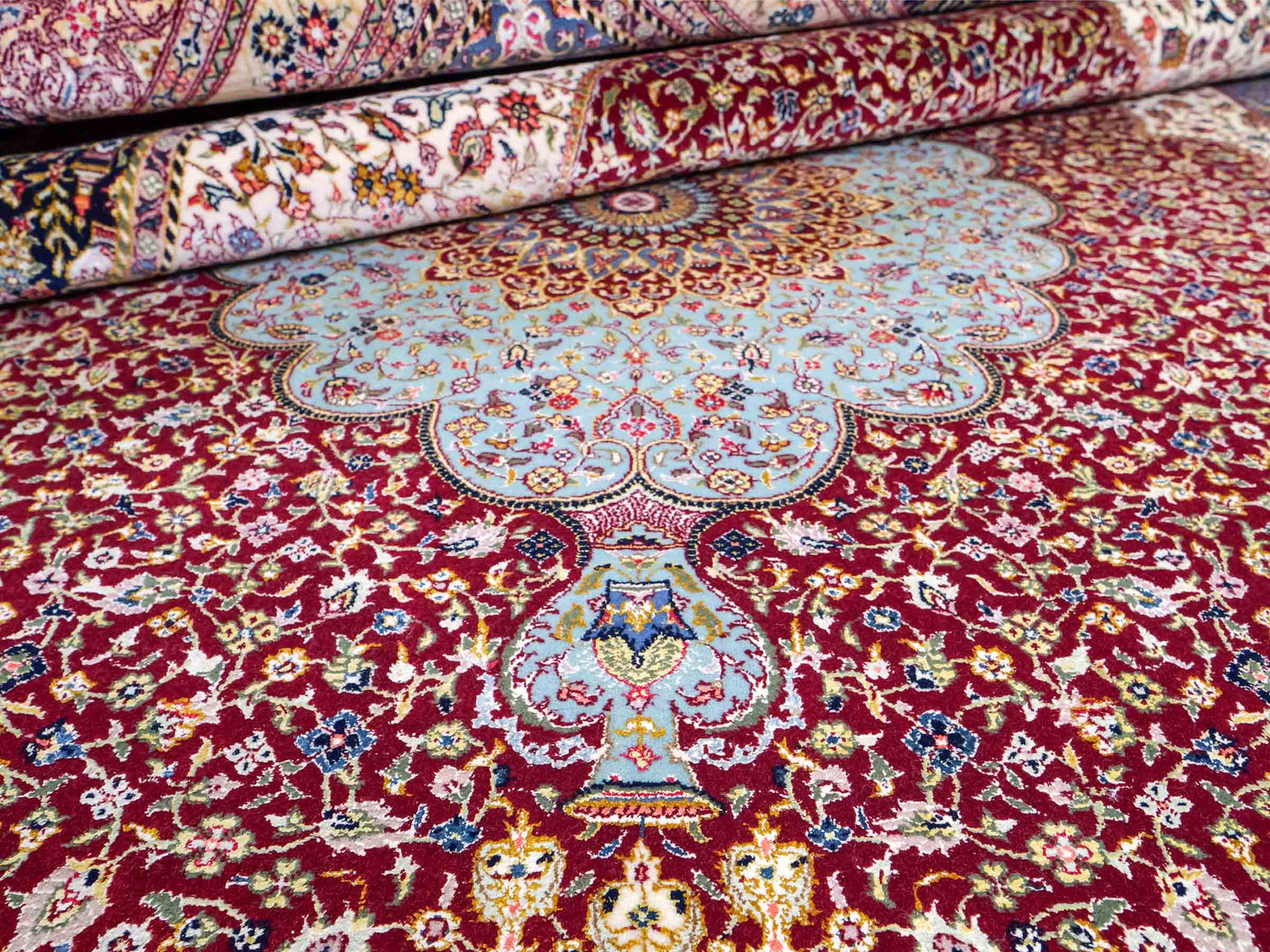 Sehr feiner, handgeknüpfter Khademi Orientteppich mit Ghom Design aus Wolle mit Seide, blau, rot. 288x207 cm. Vertrieb durch Jupiter Intl.