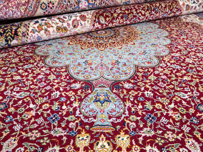 Sehr feiner, handgeknüpfter Khademi Orientteppich mit Ghom Design aus Wolle mit Seide, blau, rot. 288x207 cm. Vertrieb durch Jupiter Intl.