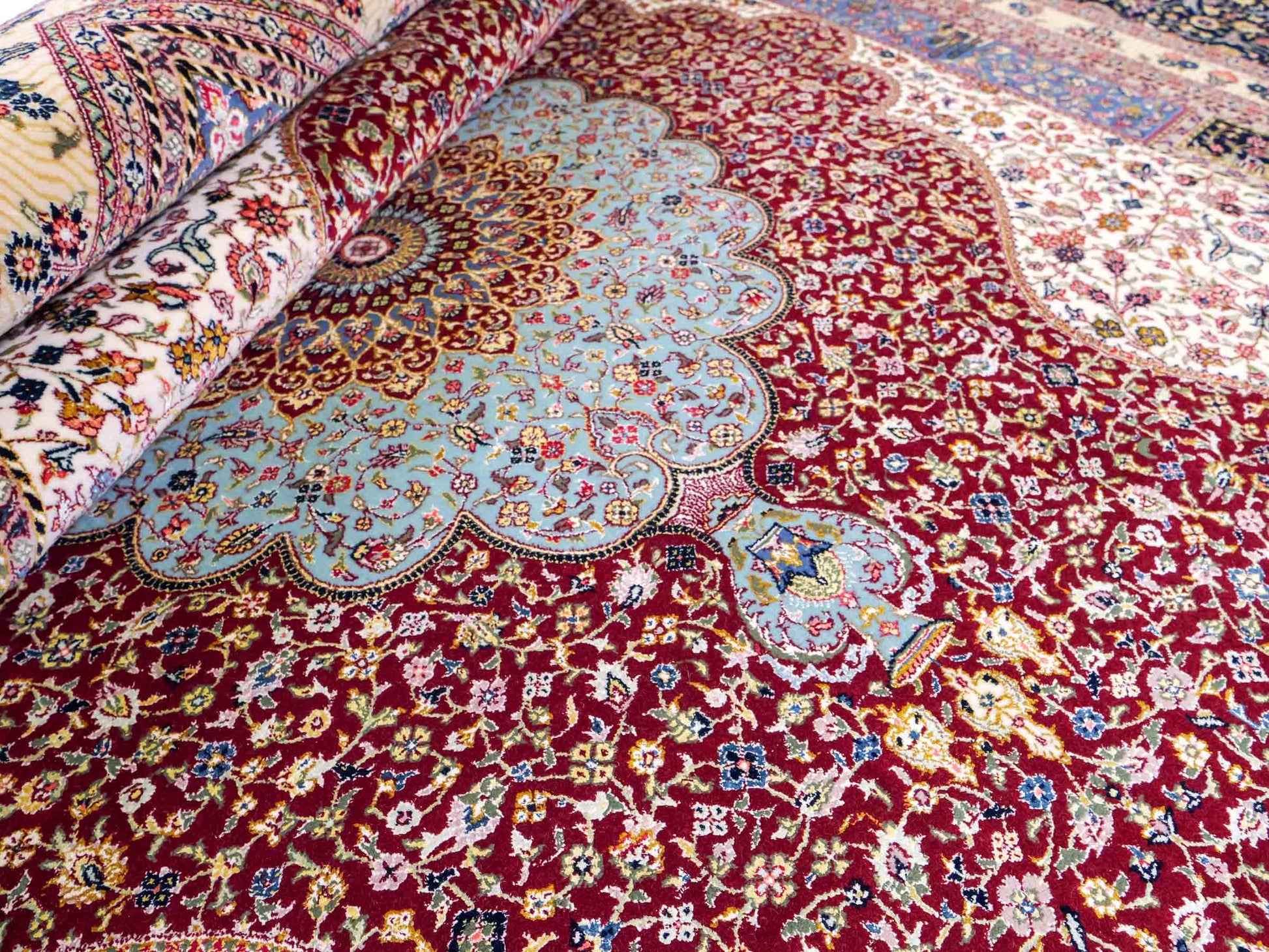 Sehr feiner, handgeknüpfter Khademi Orientteppich mit Ghom Design aus Wolle mit Seide, blau, rot. 288x207 cm. Vertrieb durch Jupiter Intl.