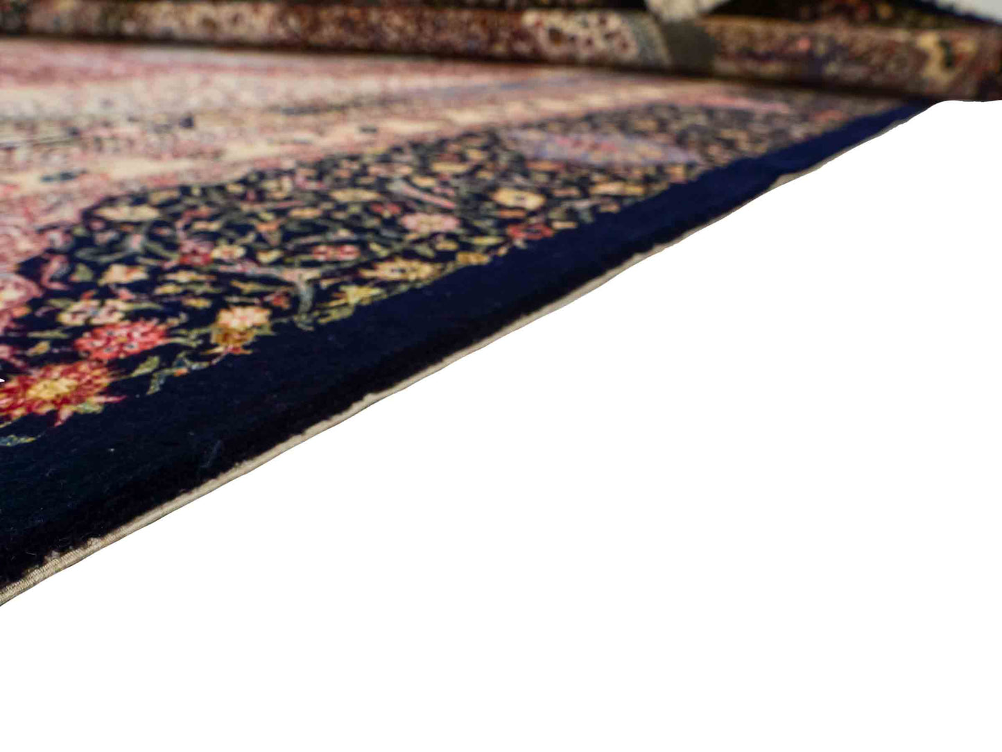 Sehr feiner, handgeknüpfter Khademi Orientteppich mit Ghom Design aus Wolle mit Seide, blau, rot. 288x207 cm. Vertrieb durch Jupiter Intl.