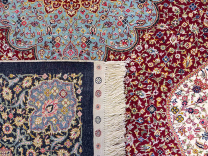 Sehr feiner, handgeknüpfter Khademi Orientteppich mit Ghom Design aus Wolle mit Seide, blau, rot. 288x207 cm. Vertrieb durch Jupiter Intl.