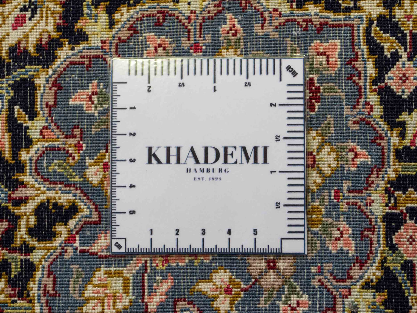 Sehr feiner, handgeknüpfter Khademi Orientteppich mit Ghom Design aus Wolle mit Seide, blau, rot. 288x207 cm. Vertrieb durch Jupiter Intl.