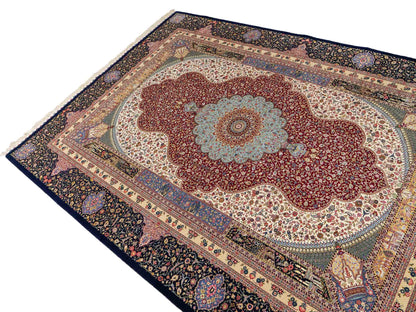 Sehr feiner, handgeknüpfter Khademi Orientteppich mit Ghom Design aus Wolle mit Seide, blau, rot. 288x207 cm. Vertrieb durch Jupiter Intl.