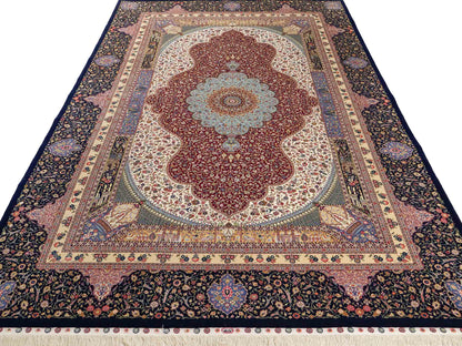 Sehr feiner, handgeknüpfter Khademi Orientteppich mit Ghom Design aus Wolle mit Seide, blau, rot. 288x207 cm. Vertrieb durch Jupiter Intl.